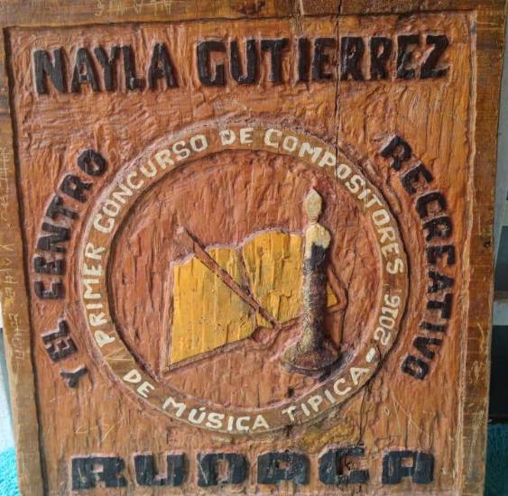 Nayla Gutiérrez pone voz a las cantaderas y bailes típicos