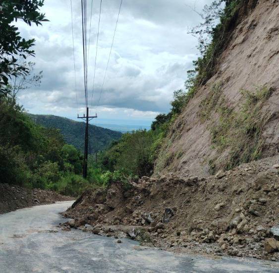 Cierran acceso a Cerro La Cruz en El Valle de Antón por deslizamiento tras réplicas del sismo