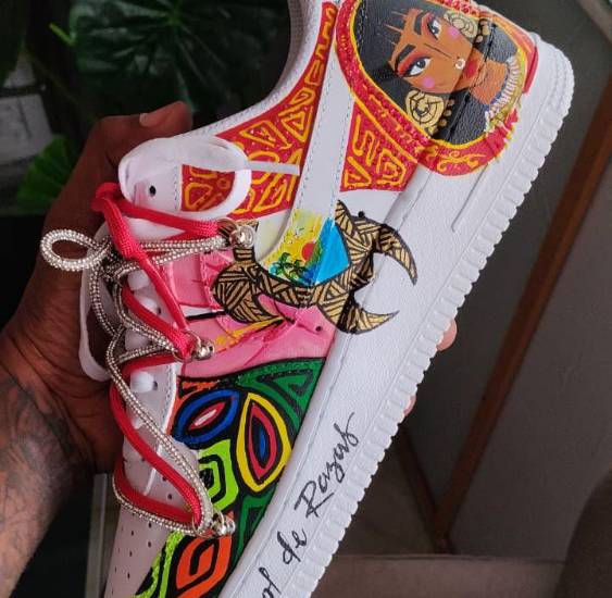 “Elibansubiartzz”, emprendimiento que plasma la cultura panameña en zapatillas