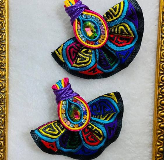 Aretes y collares, emprendimiento que resalta la belleza femenina