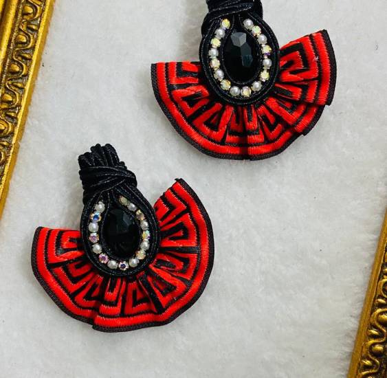 Aretes y collares, emprendimiento que resalta la belleza femenina