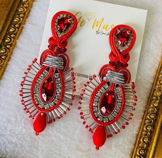 Aretes y collares, emprendimiento que resalta la belleza femenina
