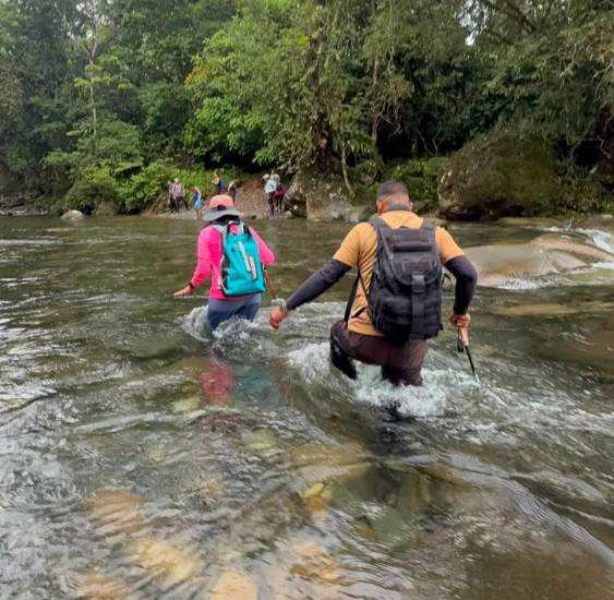 La cascada Rakä ofrece una aventura entre ríos y montañas