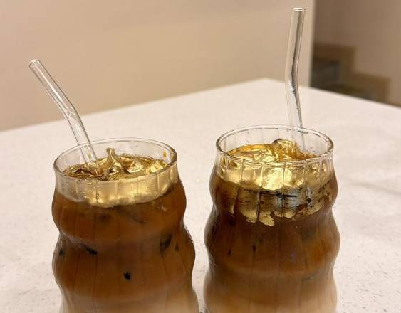 Cortesía | Dos vasos de café frío decorado con oro de 24 quilates disponible en @aluna.pty.