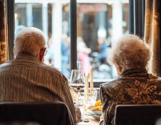ML | Dos personas jubiladas asisten a un restaurante para comer, observan el menú.