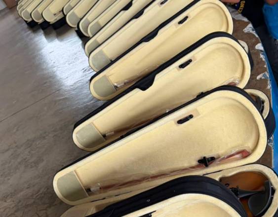 Importante donación de 20 violines