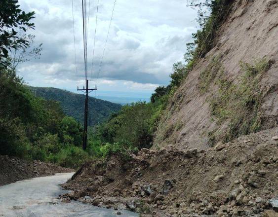 Cierran acceso a Cerro La Cruz en El Valle de Antón por deslizamiento tras réplicas del sismo