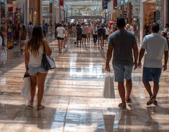 Imagen generada con IA | Personas comprando en un centro comercial.