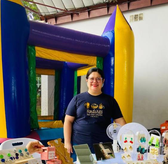 Aretes y collares, emprendimiento que resalta la belleza femenina