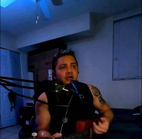 Richard González conquista con su “Salsa Peluche”