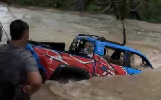 ML | Vista del auto cruzando la quebrada.
