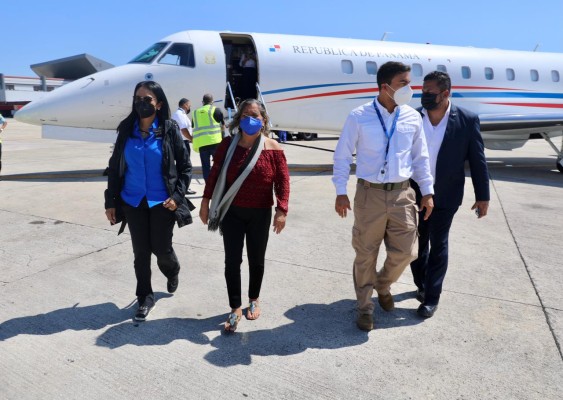 Pacientes panameños regresan desde La Habana en el avión presidencial