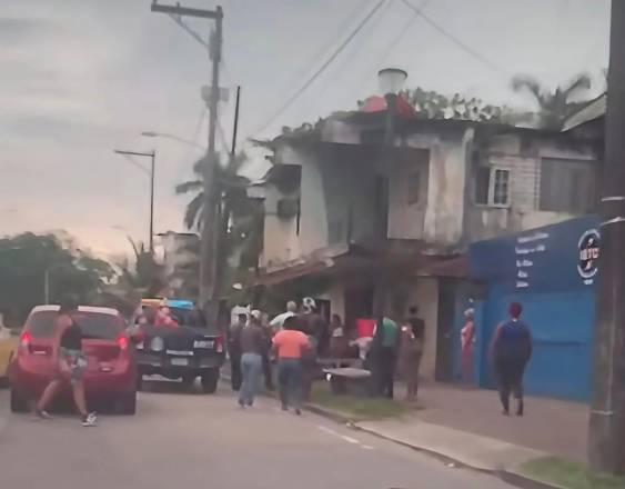 ML | Unidades de la Policía Nacional investigan en la escena del crimen.