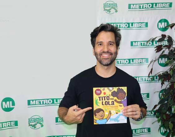 E.González | Jorge Barahona Chanis en Metro Libre junto a la edición en inglés de la obra que también ha ganado el Premio Gourmand en “Libros para Niños” y “Libros de Comida Indígena”.