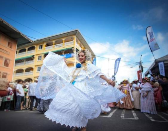 Bryam Espino | Una joven ataviada con una pollera de gala participa en el famoso Desfile de Las Mil Polleras en la ciudad de Las Tablas, en la provincia de Los Santos.