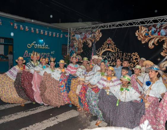 @ariendasuelta507 | Presentación de empolleradas en la edición 2025 del desfile.