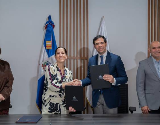 ML | Autoridades firman convenio.