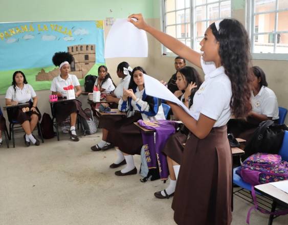 Meduca | Grupo de estudiantes de un colegio publico en medio de una clase.