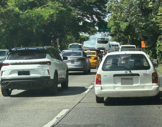 Cortesía | Vehículos se desplazan hacia el Puente de Las Américas con dirección a Panamá Oeste.