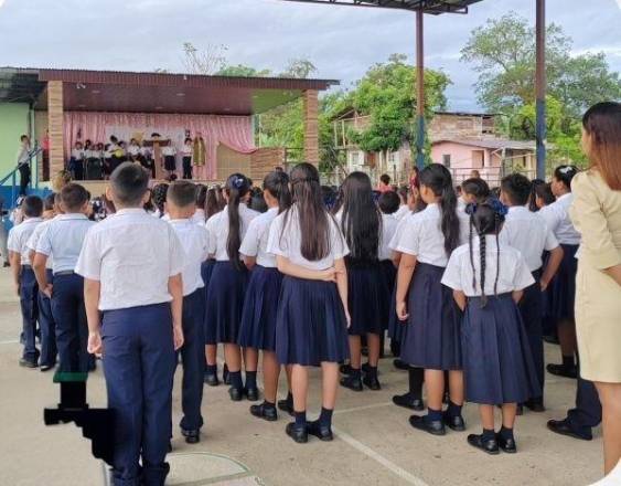 MEDUCA | Estudiantes de primaria en el canto del himno.
