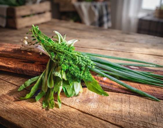 IA | Hojas de recao verde, listas para ser utilizadas en una comida.