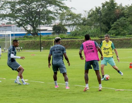 Cortesía FEPAFUT | El entranador Thomas Christiansen (chaleco verde amarillo) en la práctica de sus jugadores de la Selección mayor masculina de Fútbol de Panamá.