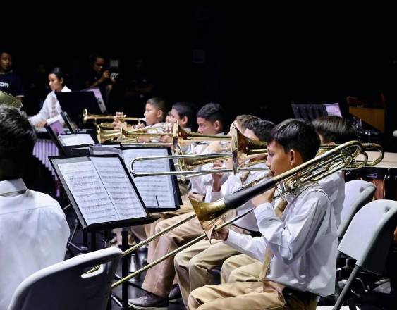 Cortesía del Meduca | Un grupo de estudiantes de la Escuela Bilingüe San Martín de Porres (Veraguas) con sus instrumentos durante la primera edición del Concurso Infantil de Bandas de Concierto Meduca.