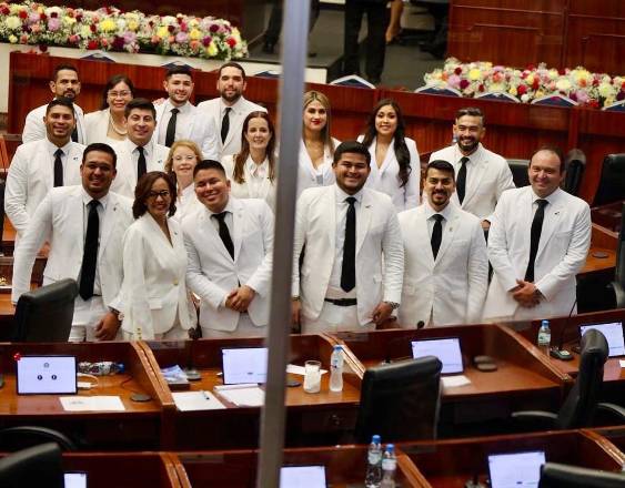 ML | Diputados de la Coalición Vamos en el pleno de la Asamblea Nacional.