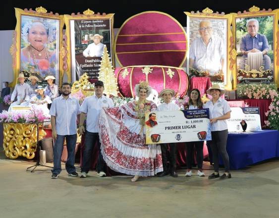 MiCultura | Una delegación folclórica recibiendo su premiación.