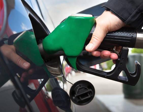 CORTESÍA | Una persona cargando combustible.