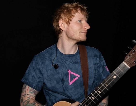 ML | El cantautor Ed Sheran con su guitarra.