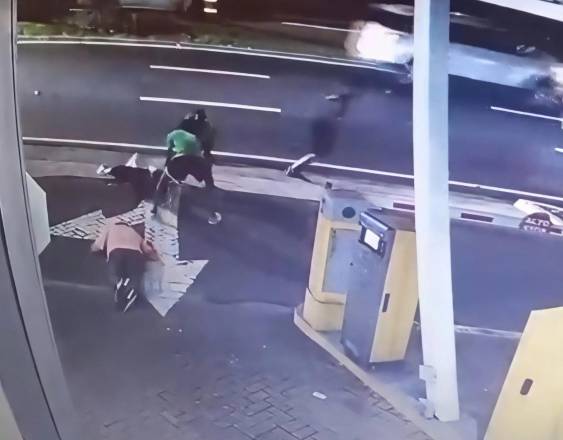 Redes | Imágenes del asalto a dos personas en la Avenida Balboa.