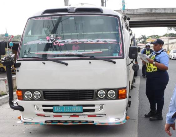 FOTO ATTT | Un bus tipo coaster pasa por un operativo.
