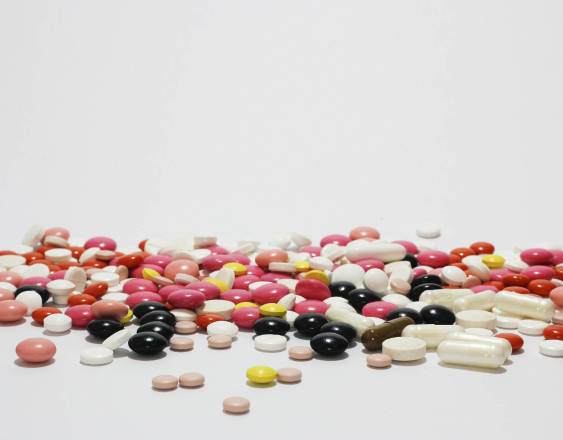 Pixabay | Diferentes tipos de pastillas apiladas sobre una superficie blanca. hay medicamentos en tabletas tradicionales, cápsulas y grageas, de diferentes colores y tamaños.