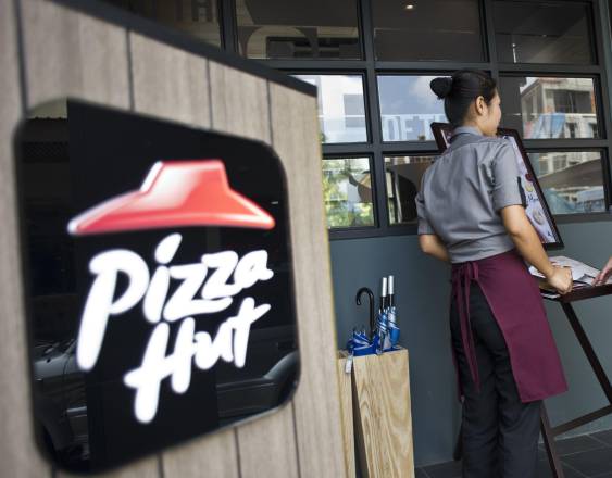 AFP | Logo de la cadena Pizza Hut frente a un restaurante.