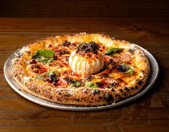 Golosa Crunch | Arranca con una salsa a base de seco, cubierta con mozzarella, bacon y cups de salchicha italiana. Desde $14, en Barrio Pizza.