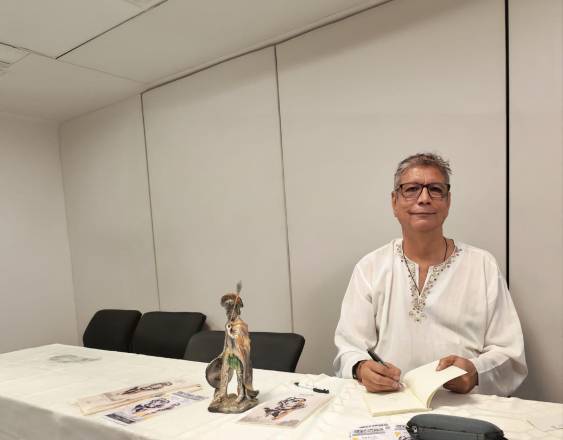 G.ARIAS | El biólogo, escritor y profesor de educación David Classen Robinson Orobio firmando un ejemplar de su libro Mitos (ola caída del miedo).