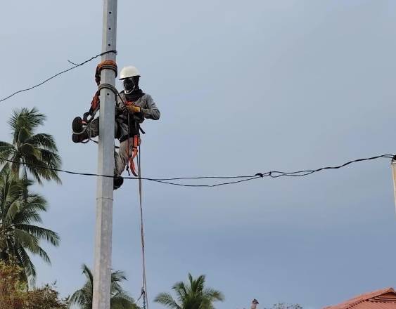 Cortesía | Personal de la empresa haciendo arreglos en un poste de luz.