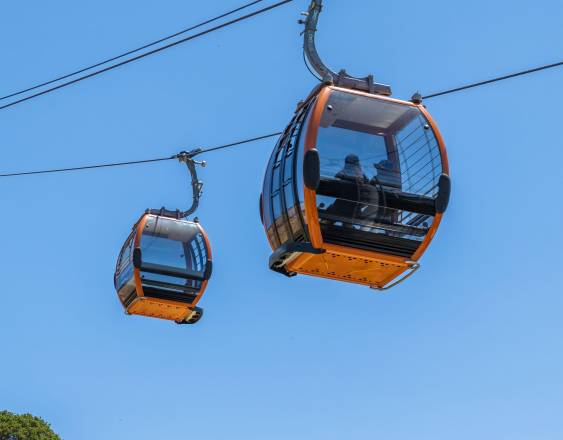PEXELS | Unas cabinas de un teleférico utilizado como medio de transporte.