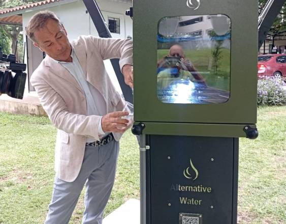 El parque Omar estrena la primera fuente de agua generada con la humedad del aire