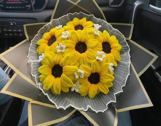 Cortesía | Un ramo de girasoles realizo con limpiapipas.