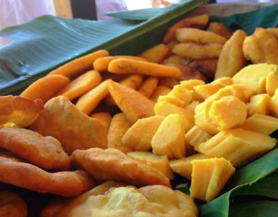 Cortesía | Bandeja con hoja de bijao con Variedad de frituras: Bollo, Hojaldre, tortillas y empanadas.