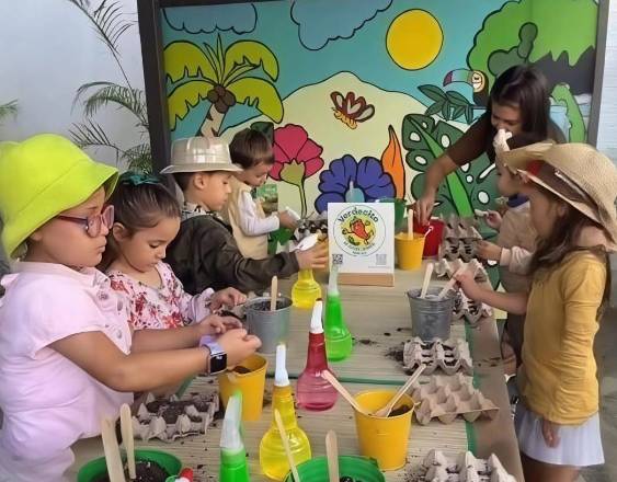 Cortesía | Talleres de macetas con un grupo de niños.