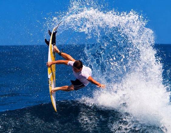 Cortesía | El panameño nacido en Bocas del Toro, Teo Grani, realiza una maniobra sobre las olas durante una competencia.