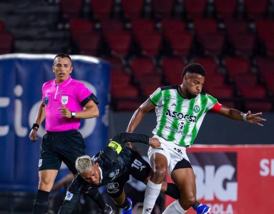 Cortesía | Futbolistas del Alianza (i) y del UMECIT FC (d), durante partidos de la Liga Panameña de Fútbol.