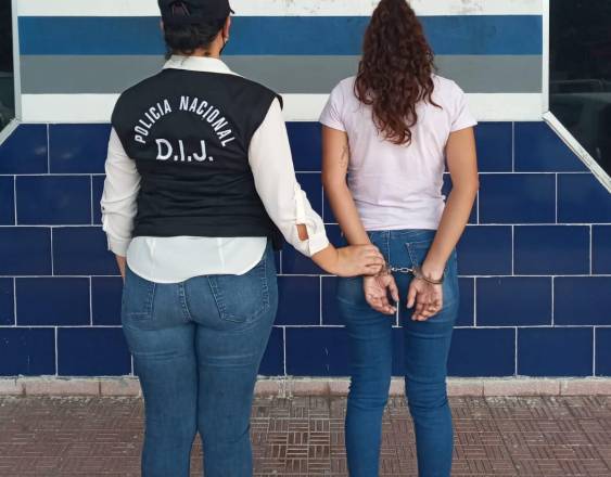 Cortesía | Una mujer detenida por la Policía Nacional.