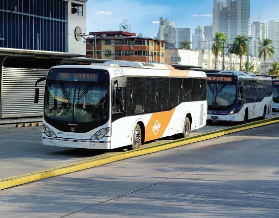 Desvíos de ruta del Metrobús por desfile de bandas