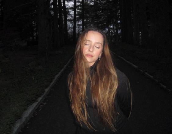 Evaluna regresa a su era solista con “Rollitos de Papel”, una oda a los amores que dan paz