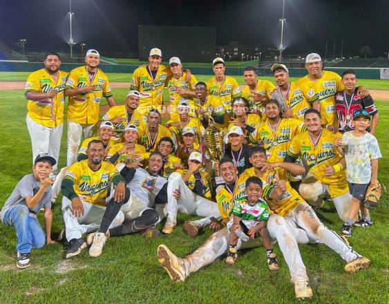 Cortesía @vaquerospo | Jugadores de Oeste con el trofeo.