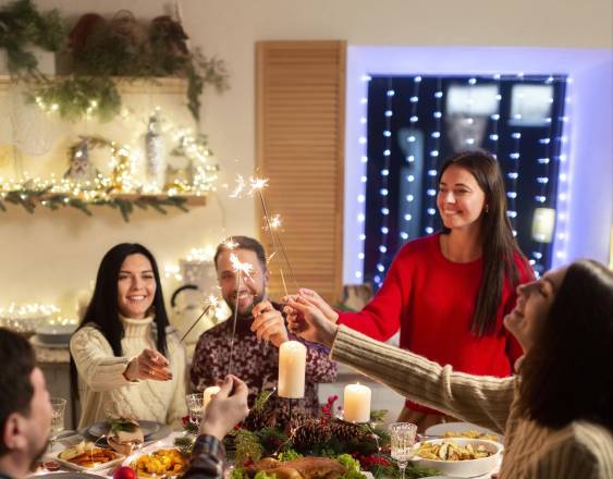 Freepik | Cena de Navidad en familia celebrando con platillos como: pavo, frutas y ensaladas.